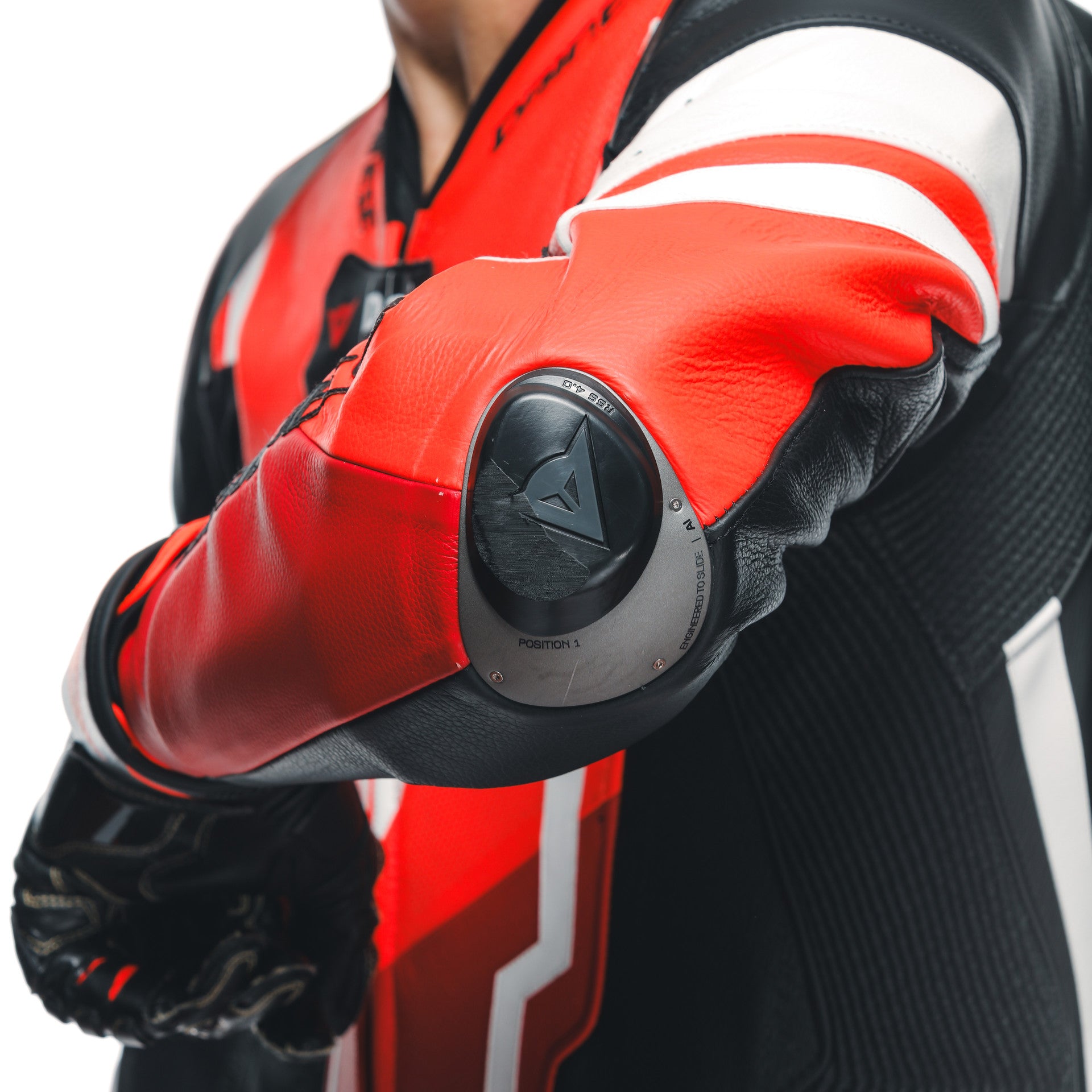 ダイネーゼ ミサノ 3 D-AIR® ワンピース レザー スーツ – パフォレーションエアバッグ レーシングスーツ | メンズ | レッド 