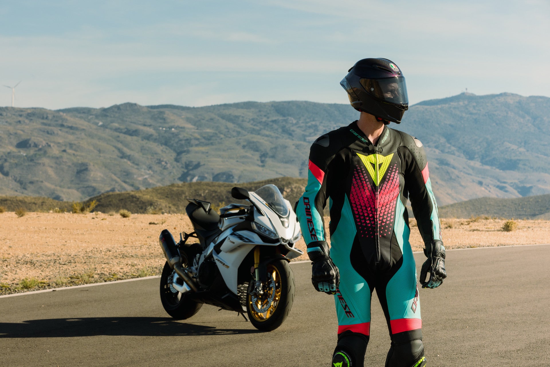 Dainese Laguna Seca 6 Einteiler Lederkombi – Perforierter Rennanzug | Herren | Türkis/Pink/Neon Gelb