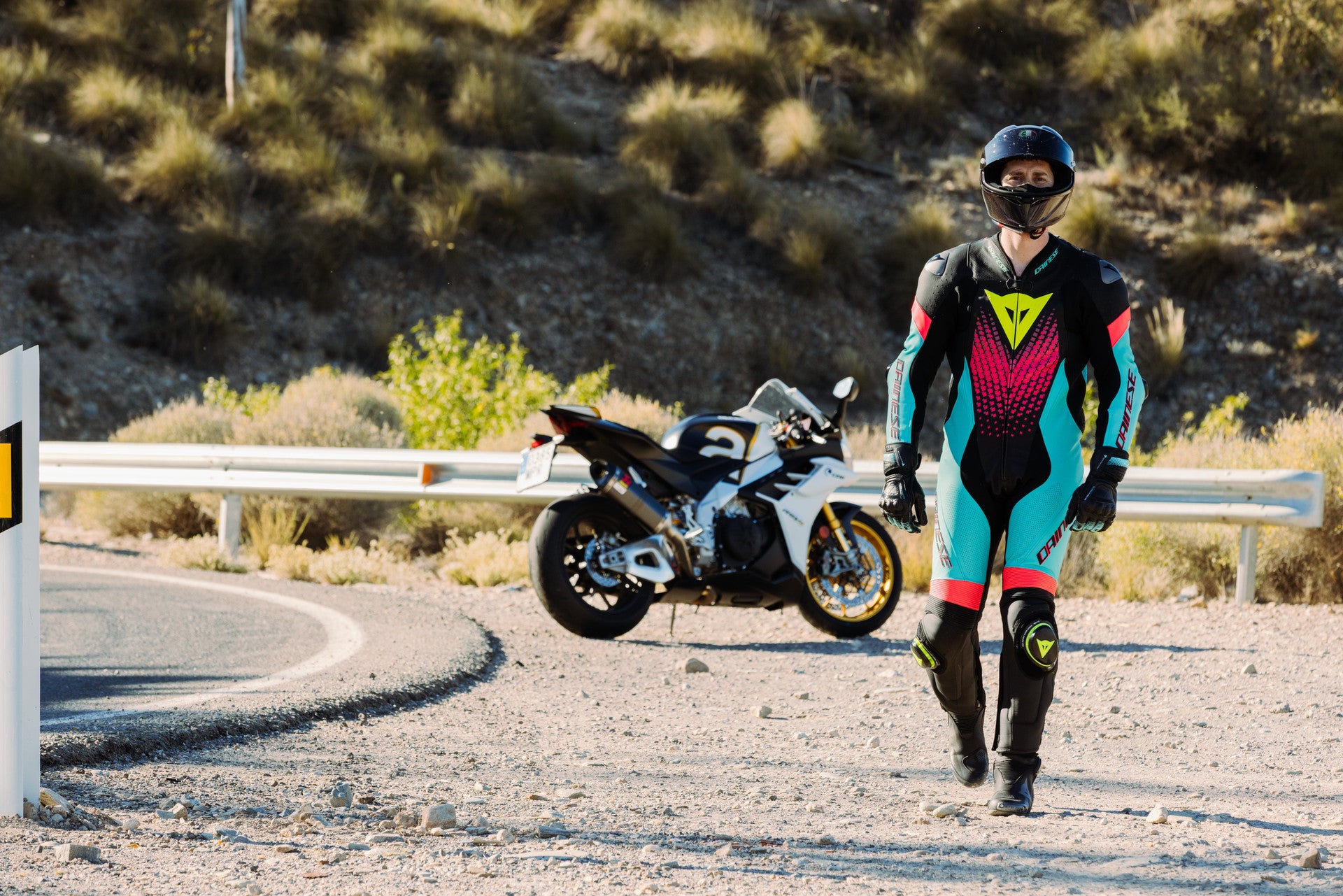 Dainese Laguna Seca 6 Einteiler Lederkombi – Perforierter Rennanzug | Herren | Türkis/Pink/Neon Gelb