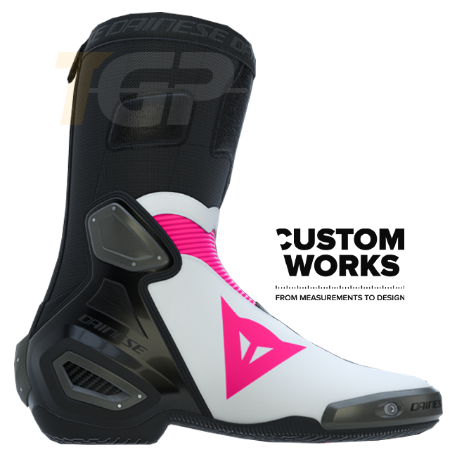 Dainese Axial 2 レーシング＆ストリート用 オートバイブーツ | メンズ | フクシア / ホワイト | Custom Works 