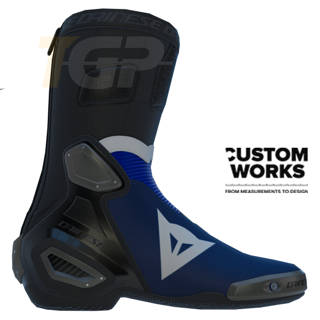 Dainese Axial 2 レーシング＆ストリート用オートバイブーツ Prima Pramac Yamaha MotoGP レプリカ | メンズ | ライラック / ヤマハブルー / ホワイト | Custom Works 