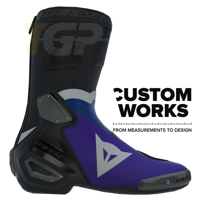Dainese Axial 2 レーシング＆ストリート用オートバイブーツ Prima Pramac Yamaha MotoGP レプリカ | メンズ | ライラック / ヤマハブルー / ホワイト | Custom Works 