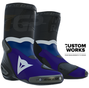 Dainese Axial 2 Air レーシングおよびストリート用バイクブーツ Prima Pramac Yamaha MotoGP レプリカ | メンズ | パープル / ヤマハ ブルー / ホワイト | Custom Works 