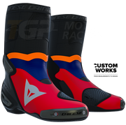 Dainese Axial 2 Air レーシングおよびストリート用オートバイブーツ Luca Marini レプリカ 2026 | メンズ | ラバレッド / エレクトリックブルー / 蛍光オレンジ / ホワイト | Custom Works 