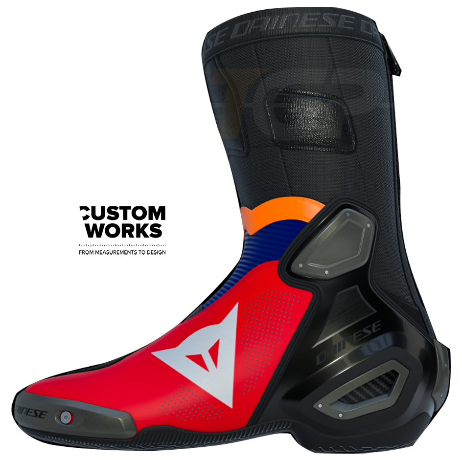 Dainese Axial 2 Air レーシングおよびストリート用オートバイブーツ Luca Marini レプリカ 2026 | メンズ | ラバレッド / エレクトリックブルー / 蛍光オレンジ / ホワイト | Custom Works 