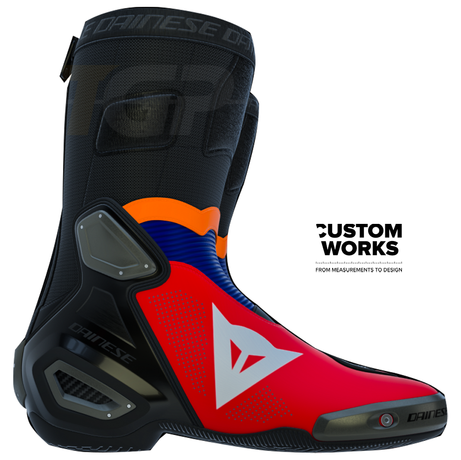 Dainese Axial 2 Air レーシングおよびストリート用オートバイブーツ Luca Marini レプリカ 2026 | メンズ | ラバレッド / エレクトリックブルー / 蛍光オレンジ / ホワイト | Custom Works 