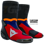 Dainese Axial 2 レーシング＆ストリート用 オートバイブーツ Luca Marini レプリカ 2026 | メンズ | ラヴァレッド / エレクトリックブルー / 蛍光オレンジ / ホワイト | Custom Works 