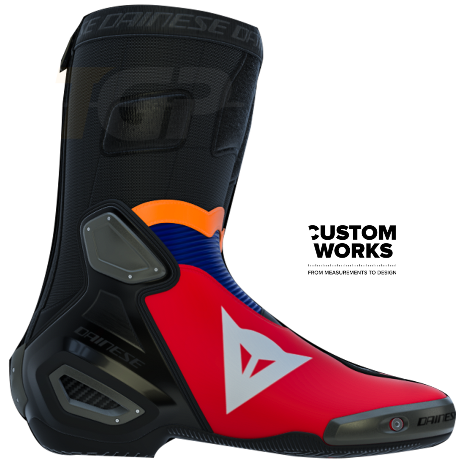 Dainese Axial 2 レーシング＆ストリート用 オートバイブーツ Luca Marini レプリカ 2026 | メンズ | ラヴァレッド / エレクトリックブルー / 蛍光オレンジ / ホワイト | Custom Works 