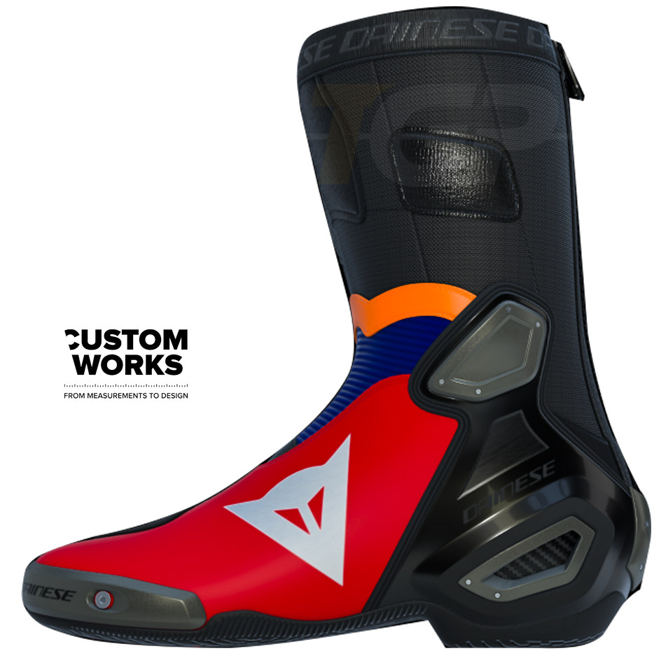 Dainese Axial 2 レーシング＆ストリート用 オートバイブーツ Luca Marini レプリカ 2026 | メンズ | ラヴァレッド / エレクトリックブルー / 蛍光オレンジ / ホワイト | Custom Works 