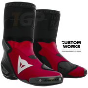 Dainese Axial 2 レーシングおよびストリート用オートバイブーツ Nicolò Bulega Replica 2026 | メンズ | Dainese レッド／ホワイト | Custom Works 