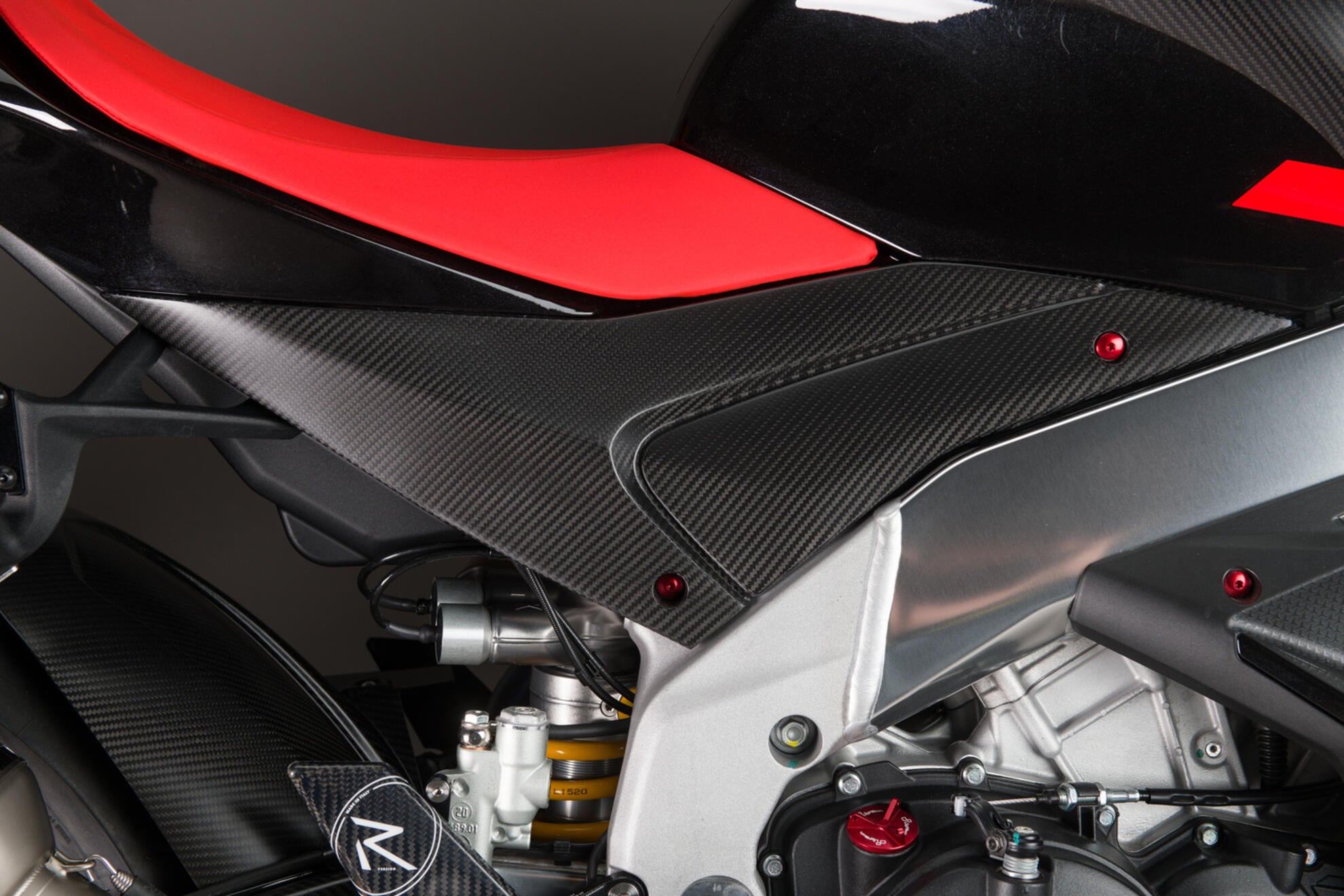 タンクプロテクション 下 Carbon LighTech Aprilia RSV4/RR/1100 Factory (21-25) CARA2080 