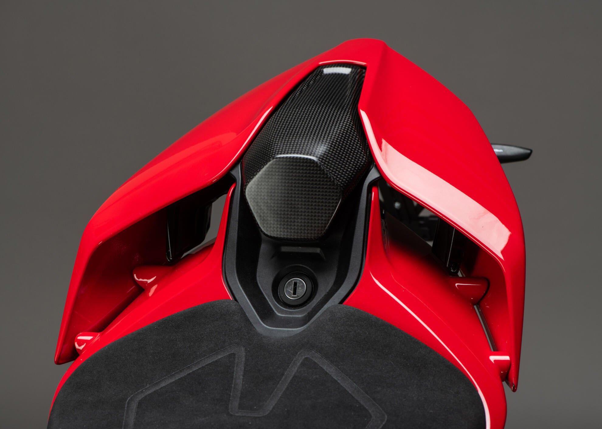 カーボン製のパッセンジャーカバー LighTech Ducati Panigale V4/S (2025) CARD2492M 