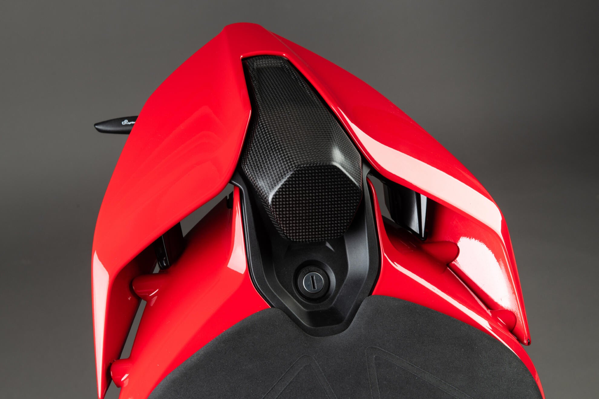 カーボン製のパッセンジャーカバー LighTech Ducati Panigale V4/S (2025) CARD2492M 