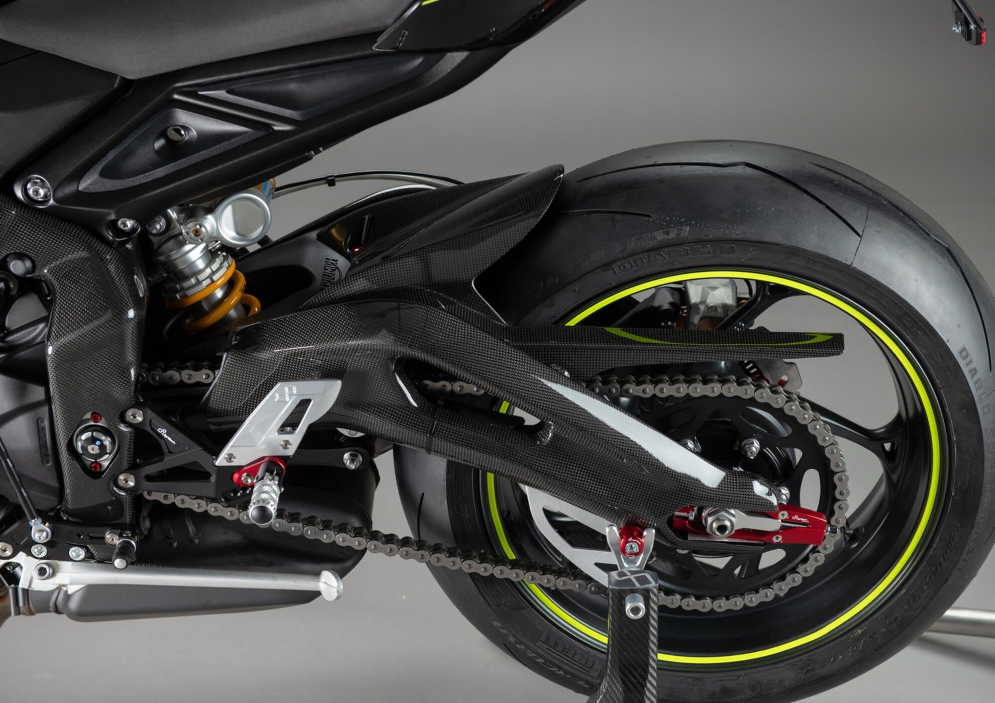 カーボン製スイングアームカバー LighTech トライアンフ ストリートトリプル 765 S / R / RS / Moto2 (17-25) CART2460 
