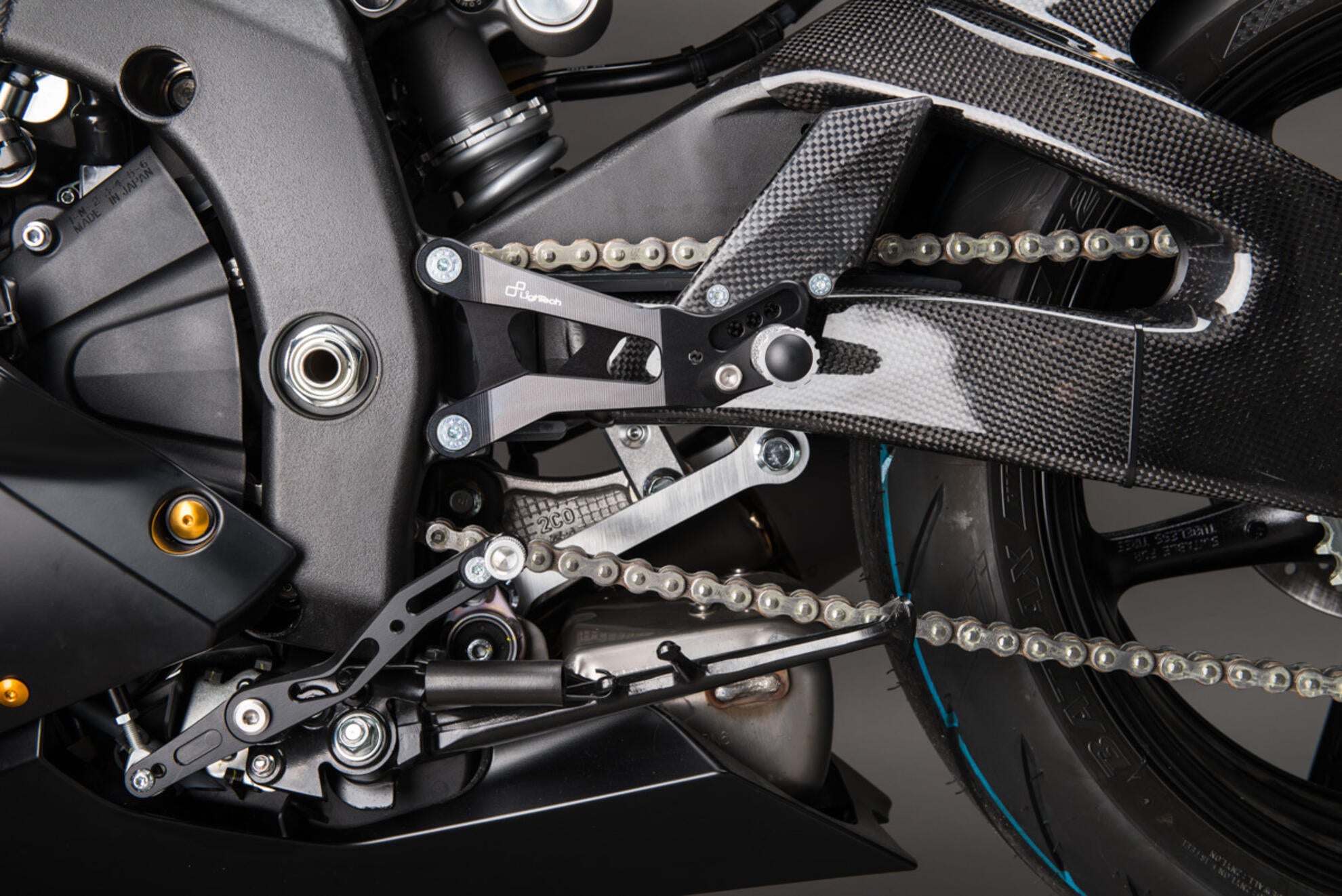 カーボン スイングアームカバー LighTech Yamaha YZF-R6 RJ27 (17-25) CARY9961 