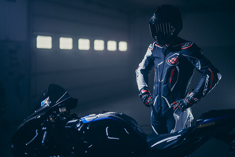 IXON Demonio ワンピース レザースーツ － パンチング加工レーススーツ | メンズ | ブラック/ホワイト/レッド 