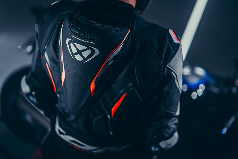 IXON Demonio ワンピース レザースーツ — パンチング加工レーシングスーツ | メンズ | レッド/ブラック/ホワイト 