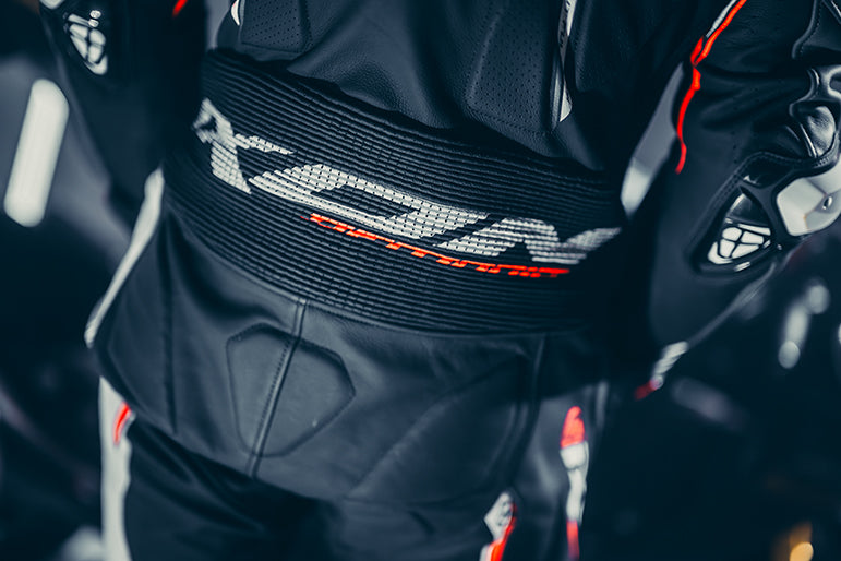 IXON Demonio ワンピース レザースーツ — パンチング加工レーシングスーツ | メンズ | レッド/ブラック/ホワイト 