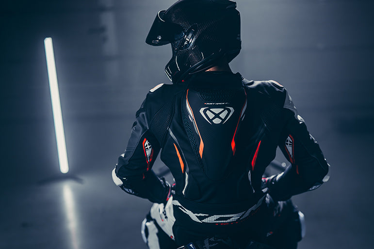 IXON Demonio ワンピース レザースーツ － パンチング加工レーススーツ | メンズ | ブラック/ホワイト/レッド 