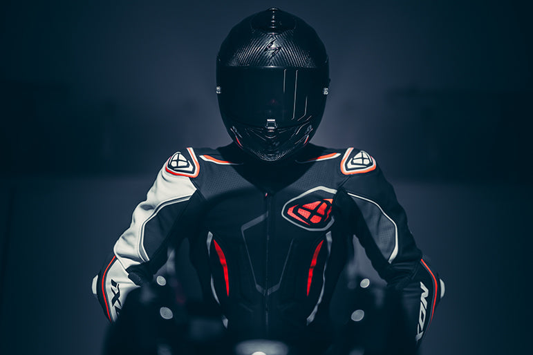 IXON Demonio ワンピース レザースーツ — パンチング加工レーシングスーツ | メンズ | レッド/ブラック/ホワイト 