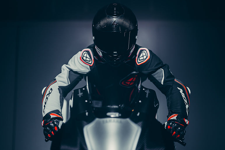 IXON Demonio ワンピース レザースーツ — パンチング加工レーシングスーツ | メンズ | レッド/ブラック/ホワイト 