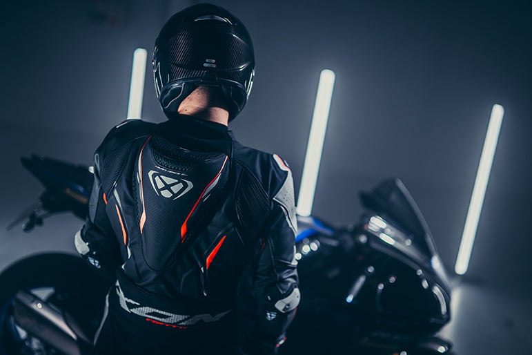 IXON Demonio ワンピース レザースーツ — パンチング加工レーシングスーツ | メンズ | レッド/ブラック/ホワイト 