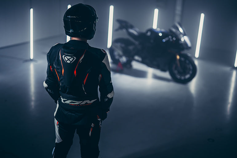 IXON Demonio ワンピース レザースーツ — パンチング加工レーシング