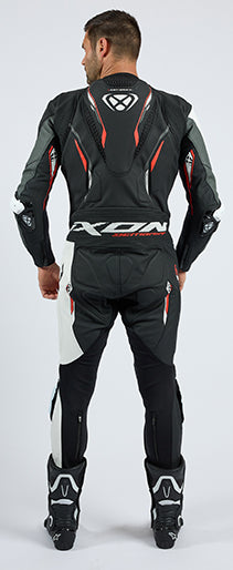 IXON Demonio ワンピース レザースーツ — パンチング加工レーシングスーツ | メンズ | レッド/ブラック/ホワイト 