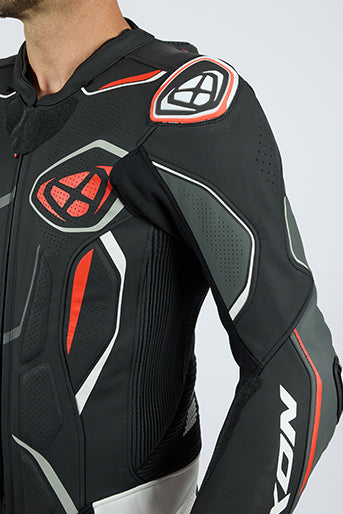 IXON Demonio ワンピース レザースーツ — パンチング加工レーシングスーツ | メンズ | レッド/ブラック/ホワイト 