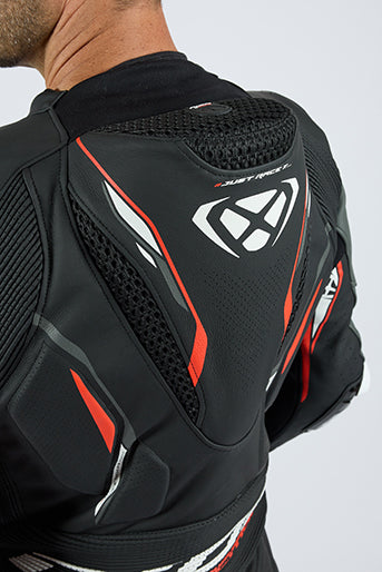 IXON Demonio ワンピース レザースーツ — パンチング加工レーシングスーツ | メンズ | レッド/ブラック/ホワイト 