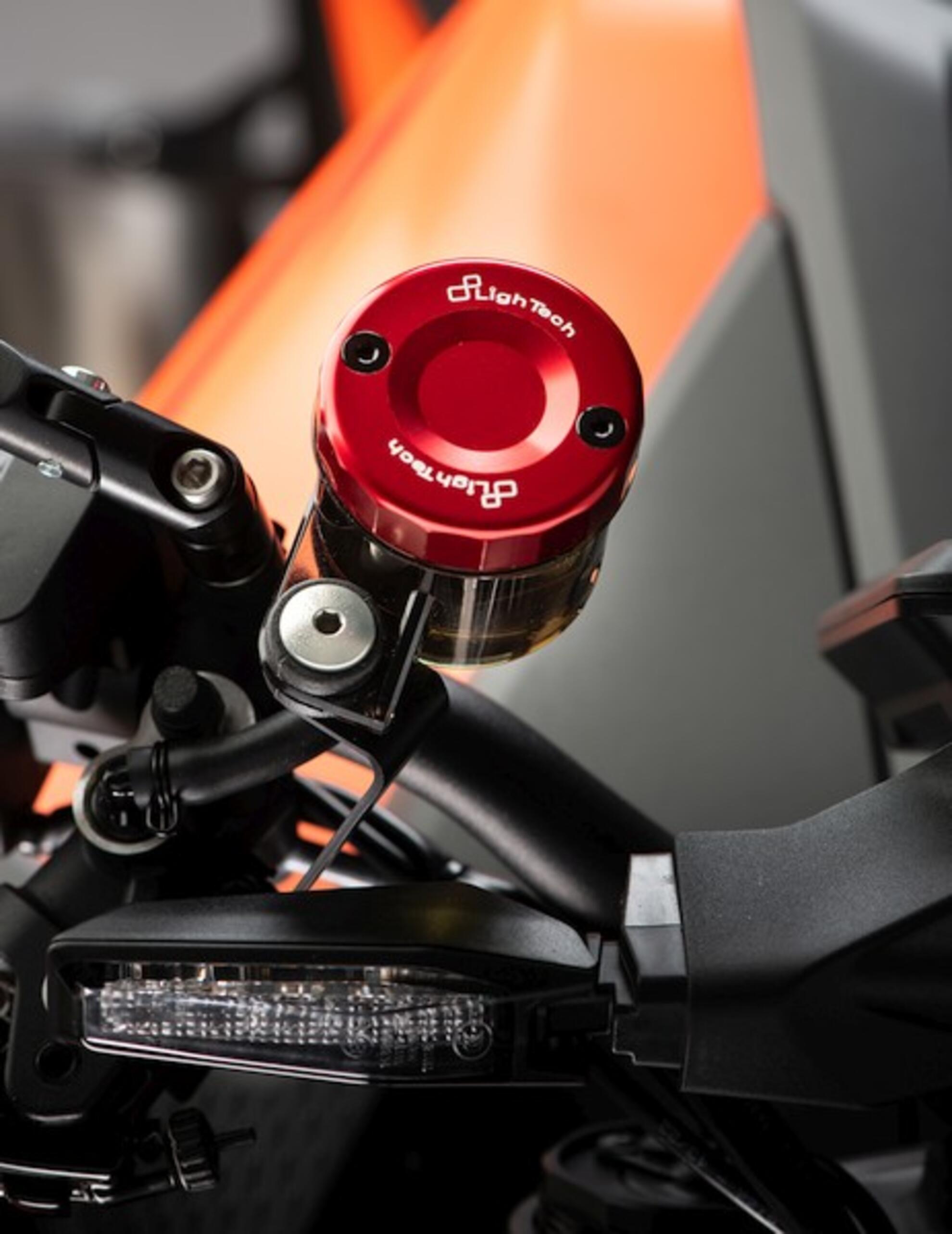 LighTech デュカティ パニガーレ 1199/S/R (12-17) 用 フロント リザーバー キャップ FBC04 