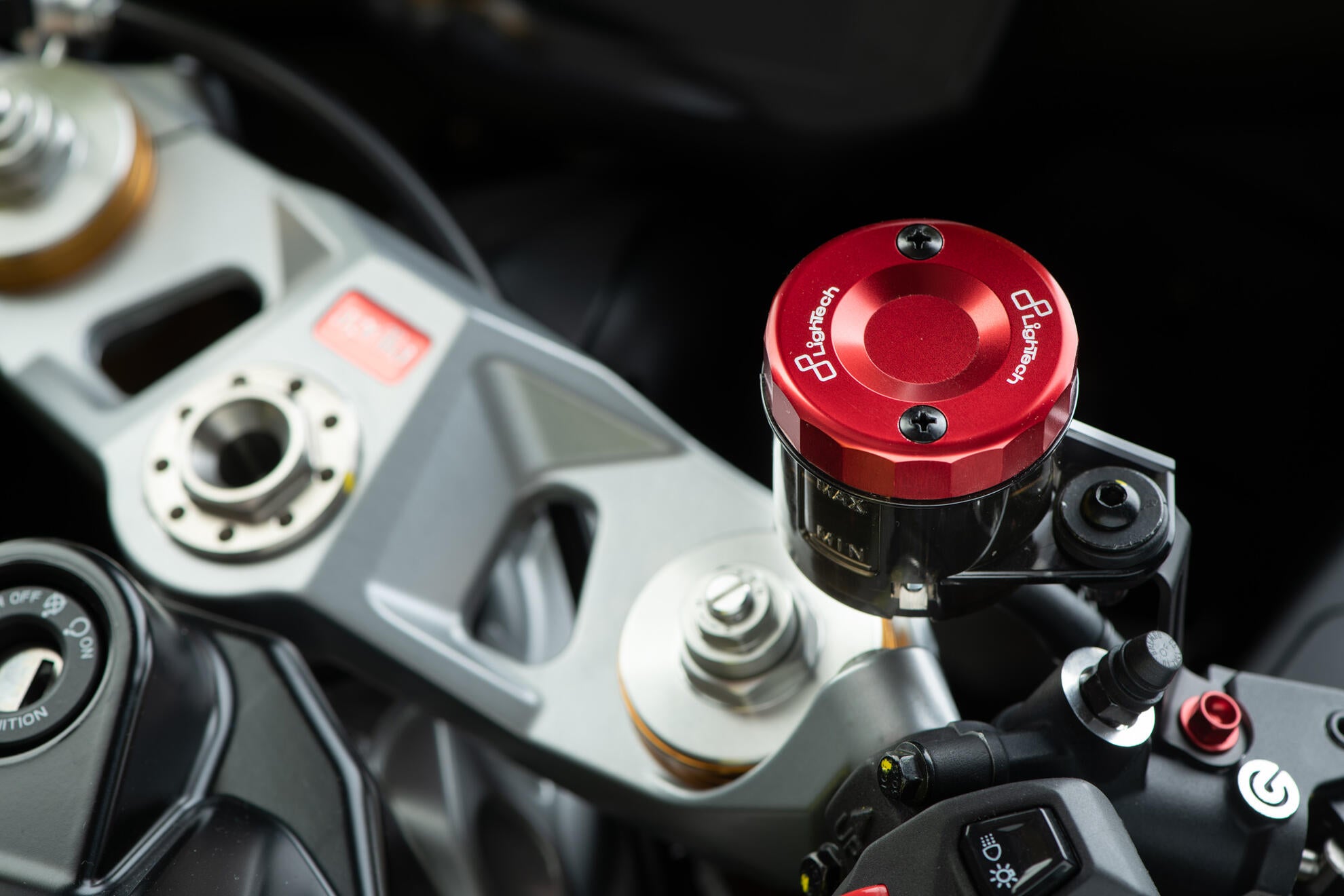 LighTech デュカティ パニガーレ 1199/S/R (12-17) 用 フロント リザーバー キャップ FBC04 