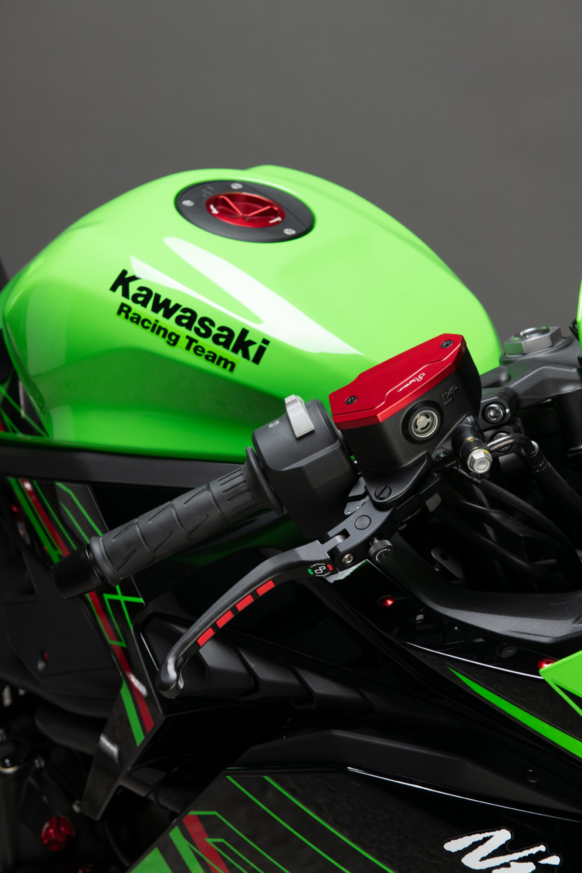 LighTech Kawasaki ZX-4 RR (23-25) 用フロントブレーキリザーバータンクキャップ FBC16 