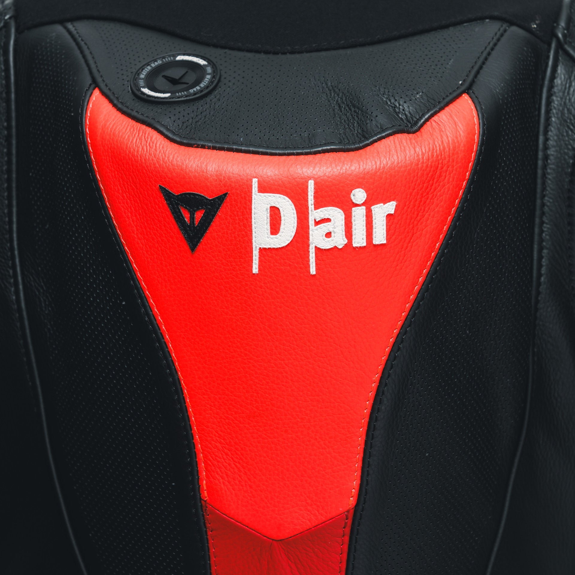 ダイネーゼ ミサノ 3 D-AIR® ワンピース レザー スーツ – パフォレーションエアバッグ レーシングスーツ | メンズ | レッド 