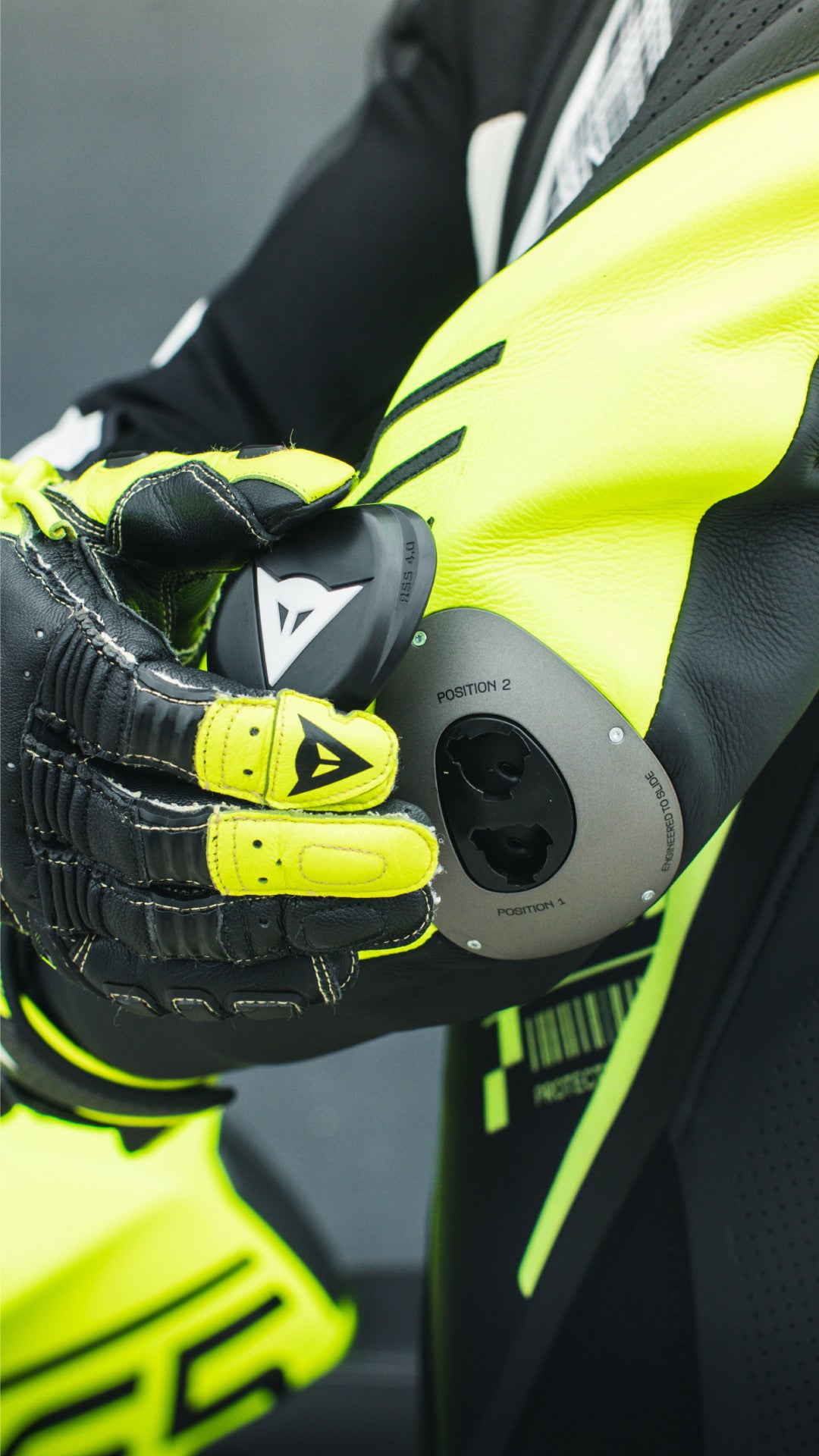 Dainese Audax D-ZIP Einteiler Lederkombi – Perforierter Rennanzug | Herren | Schwarz/Neon Gelb