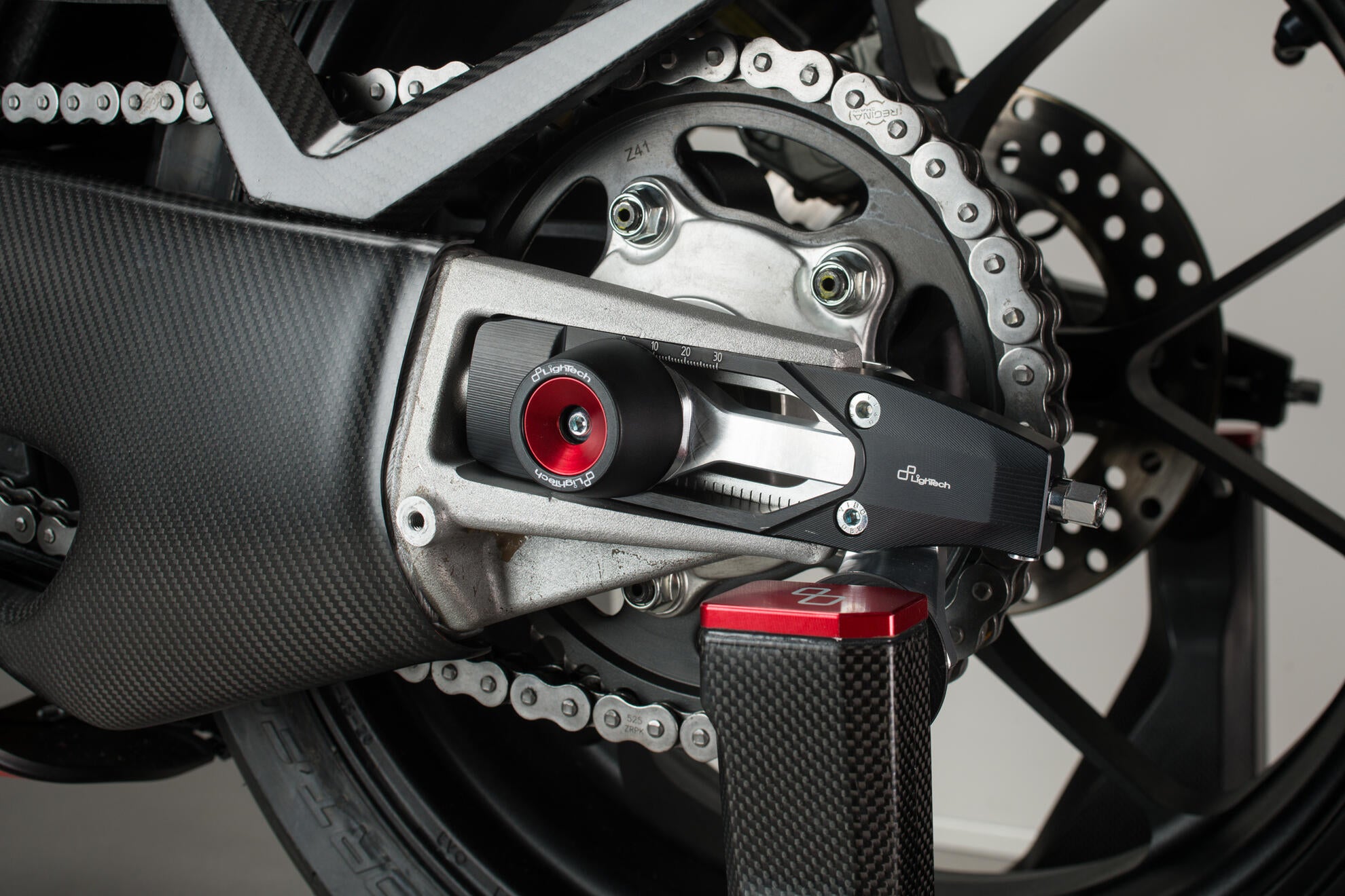 LighTech製のKettenspanner Aprilia RSV4/RR/1100 Factory (21-25) TEAP005 