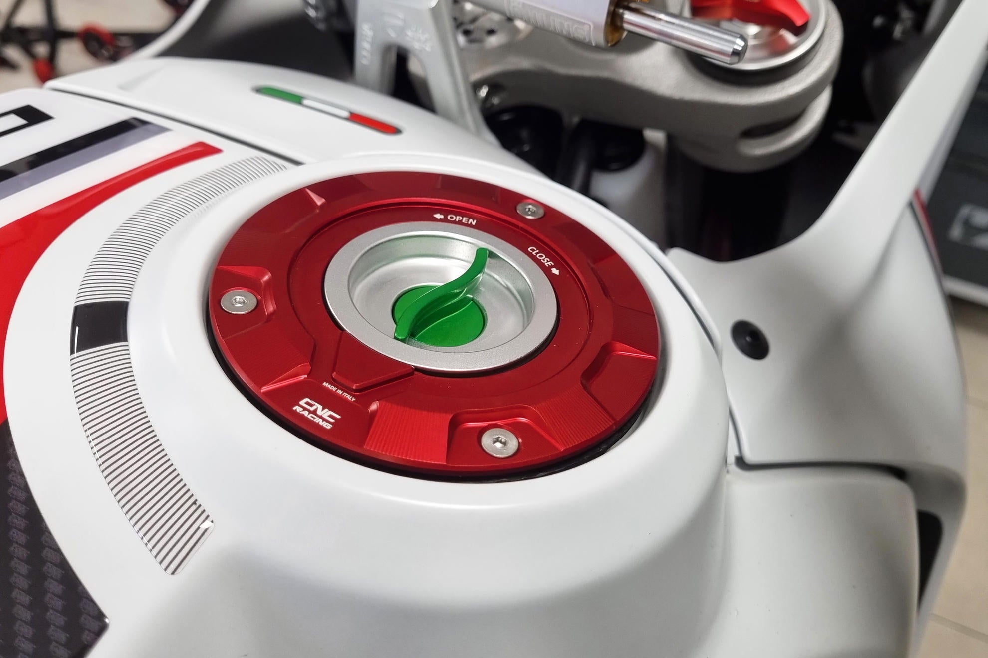 タンクキャップ クイックリリース Livery Tricolore CNC Racing Ducati Panigale V4/S (2025) TS401R 