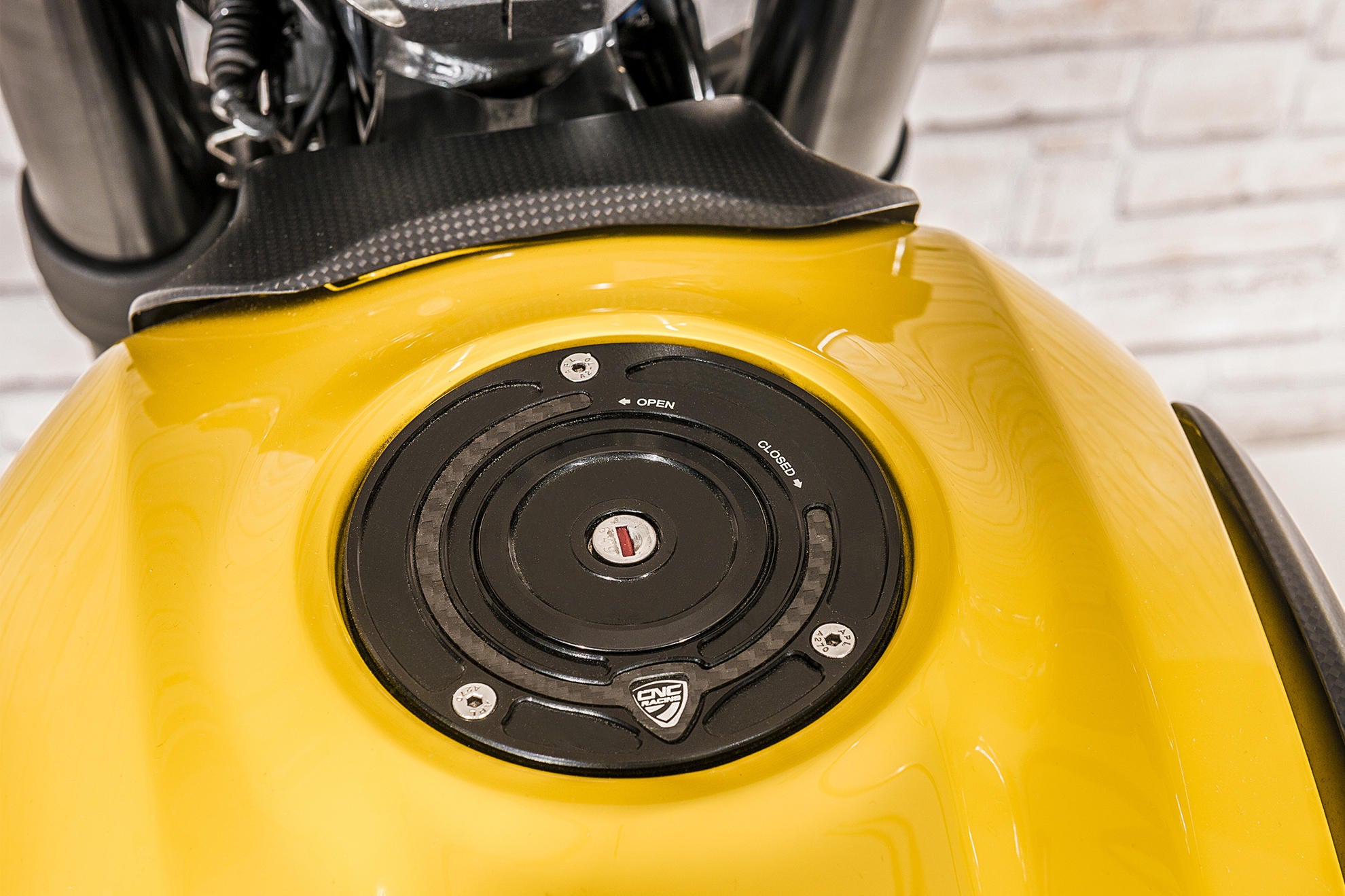 カーボン製フランジ付きタンクキャップ CNCレーシング ダカール パニガーレ V4/S (2025) TSB01 