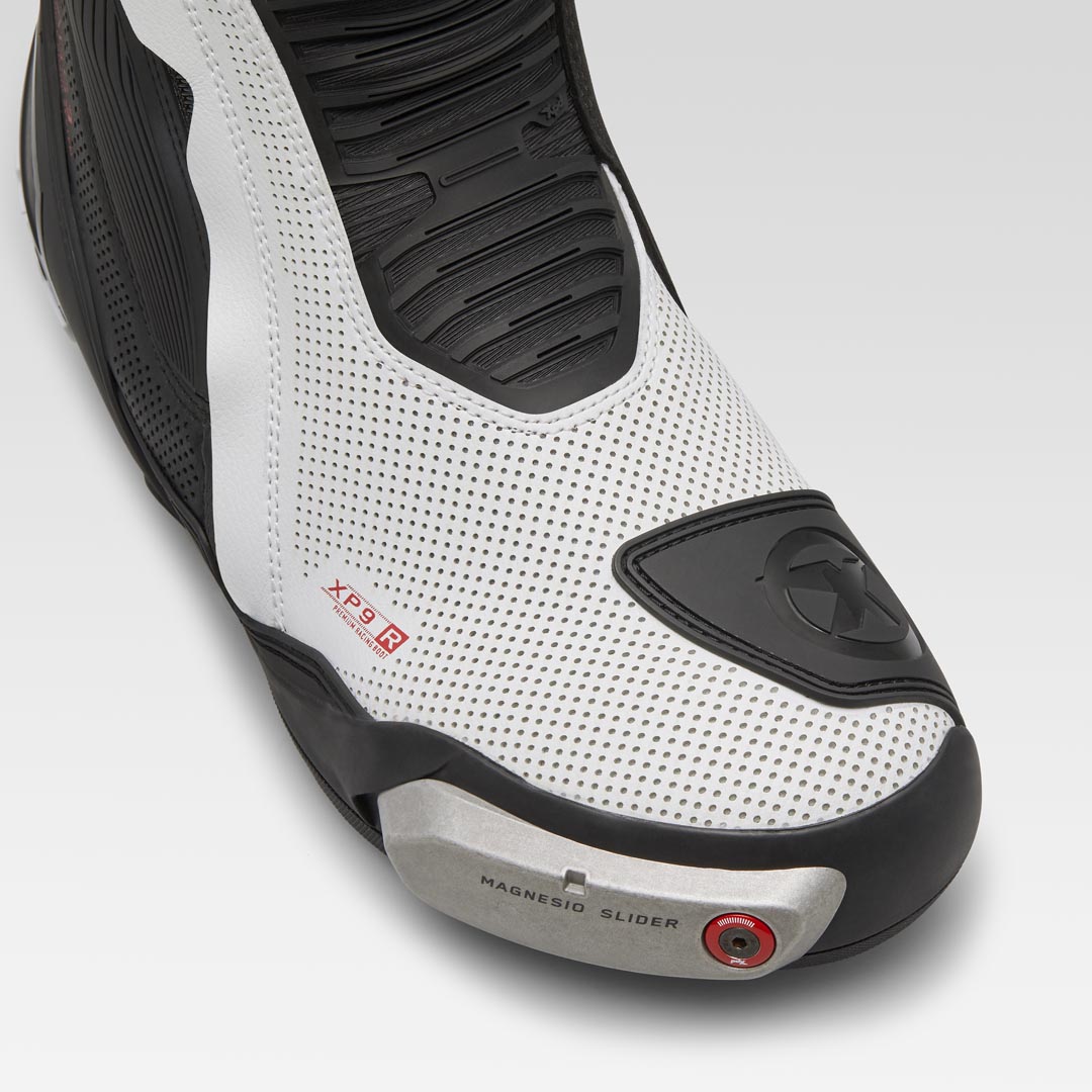 XPD XP9-R AIR パフォレーター付きレーシングおよびストリートバイクブーツ | メンズ | ホワイト/ブラック 