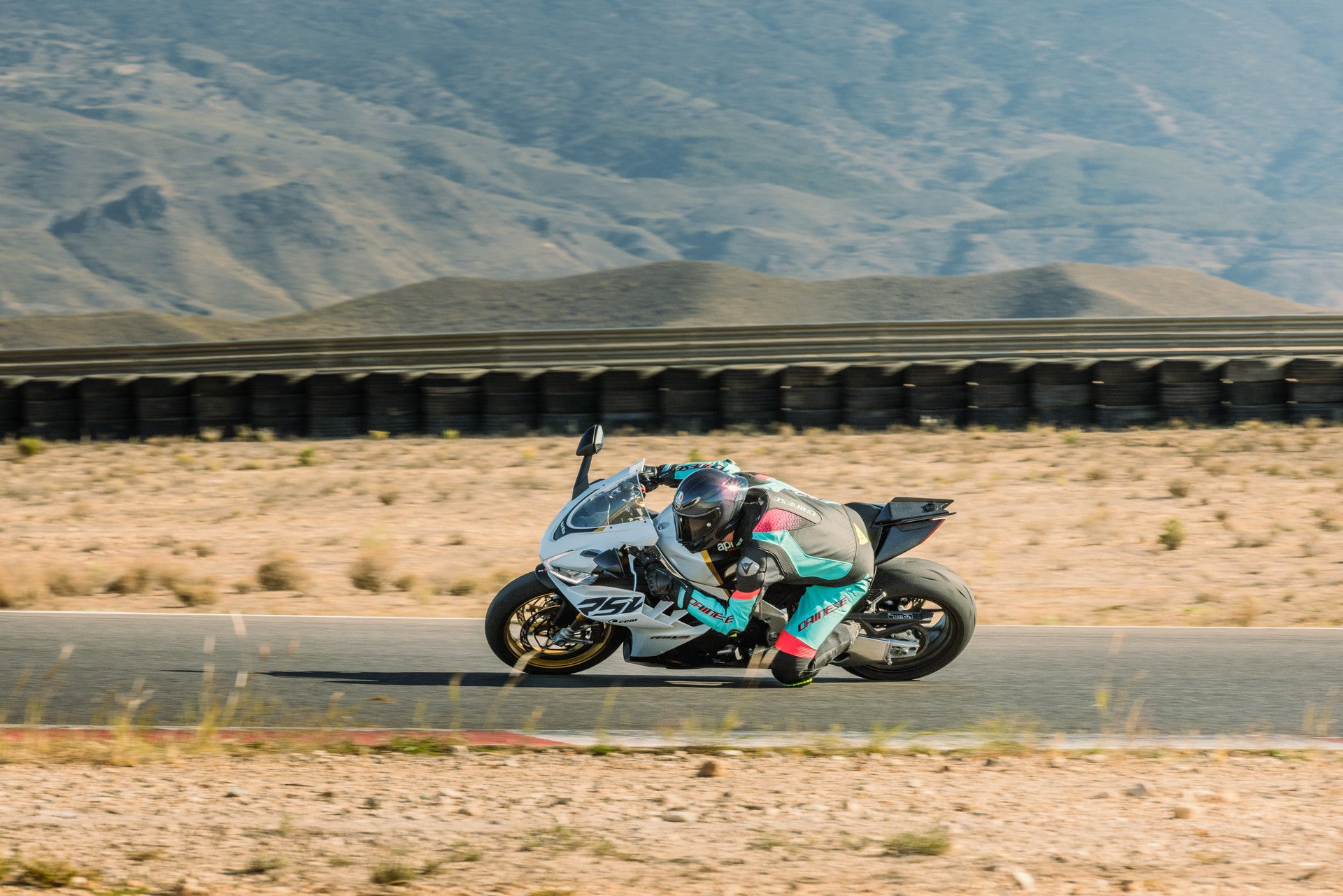 Dainese Laguna Seca 6 Einteiler Lederkombi – Perforierter Rennanzug | Herren | Türkis/Pink/Neon Gelb