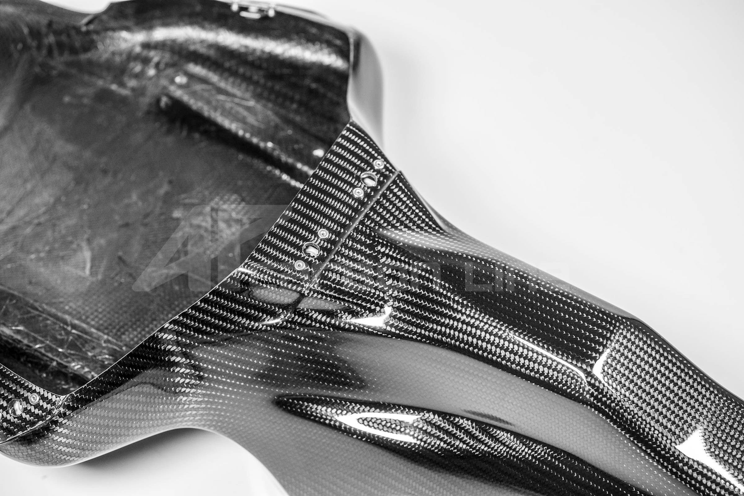 ヤマハ YZF-R1/M RN65 (20-25) 用 200g AP カーボンライン リアカウル 