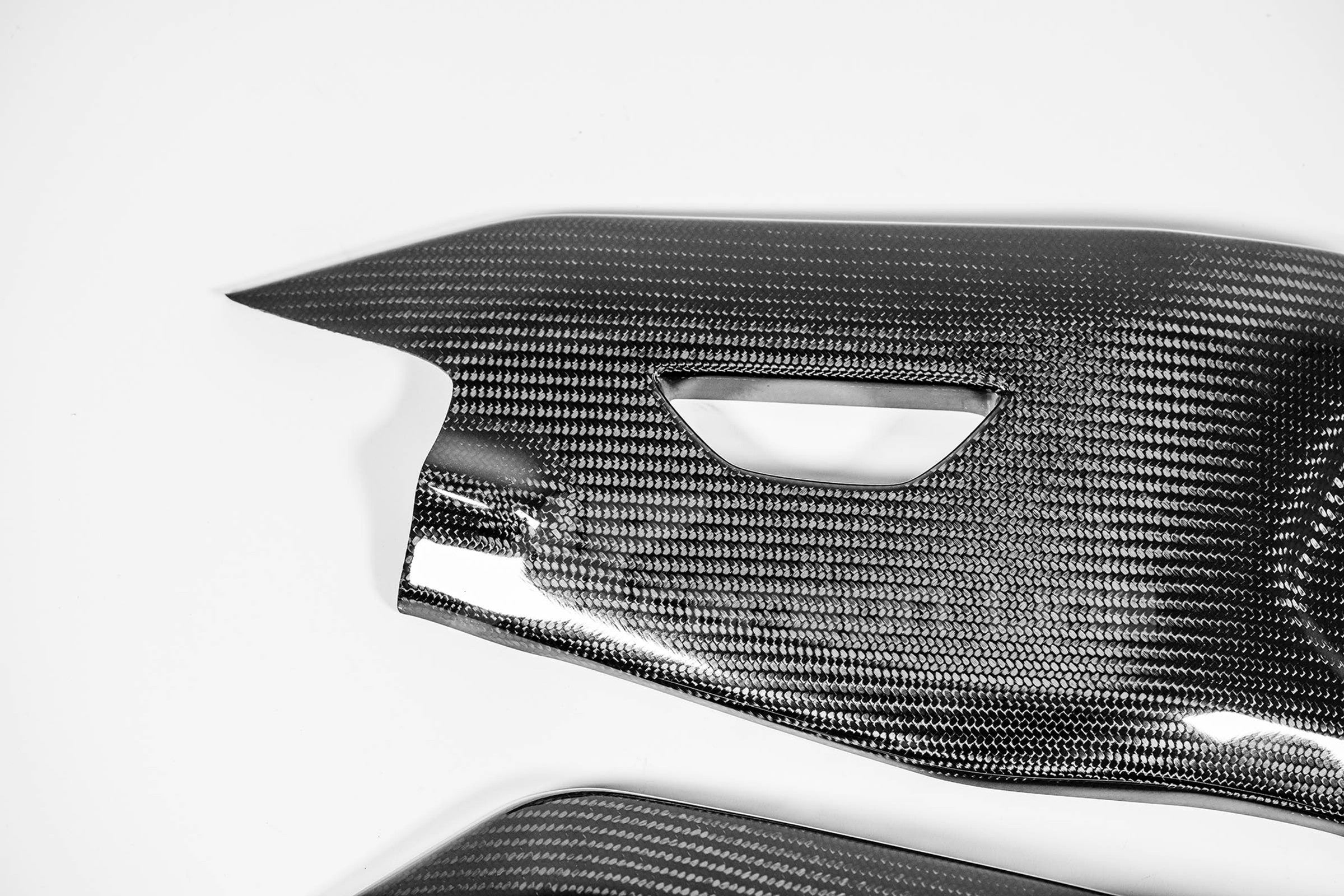 スイングアームカバー 200g APカーボンライン Yamaha YZF-R1/M RN32, RN49 および RN65 (15-25) 