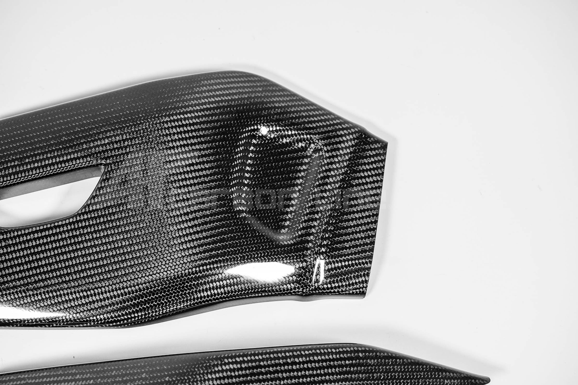 スイングアームカバー 200g APカーボンライン Yamaha YZF-R1/M RN32, RN49 および RN65 (15-25) 