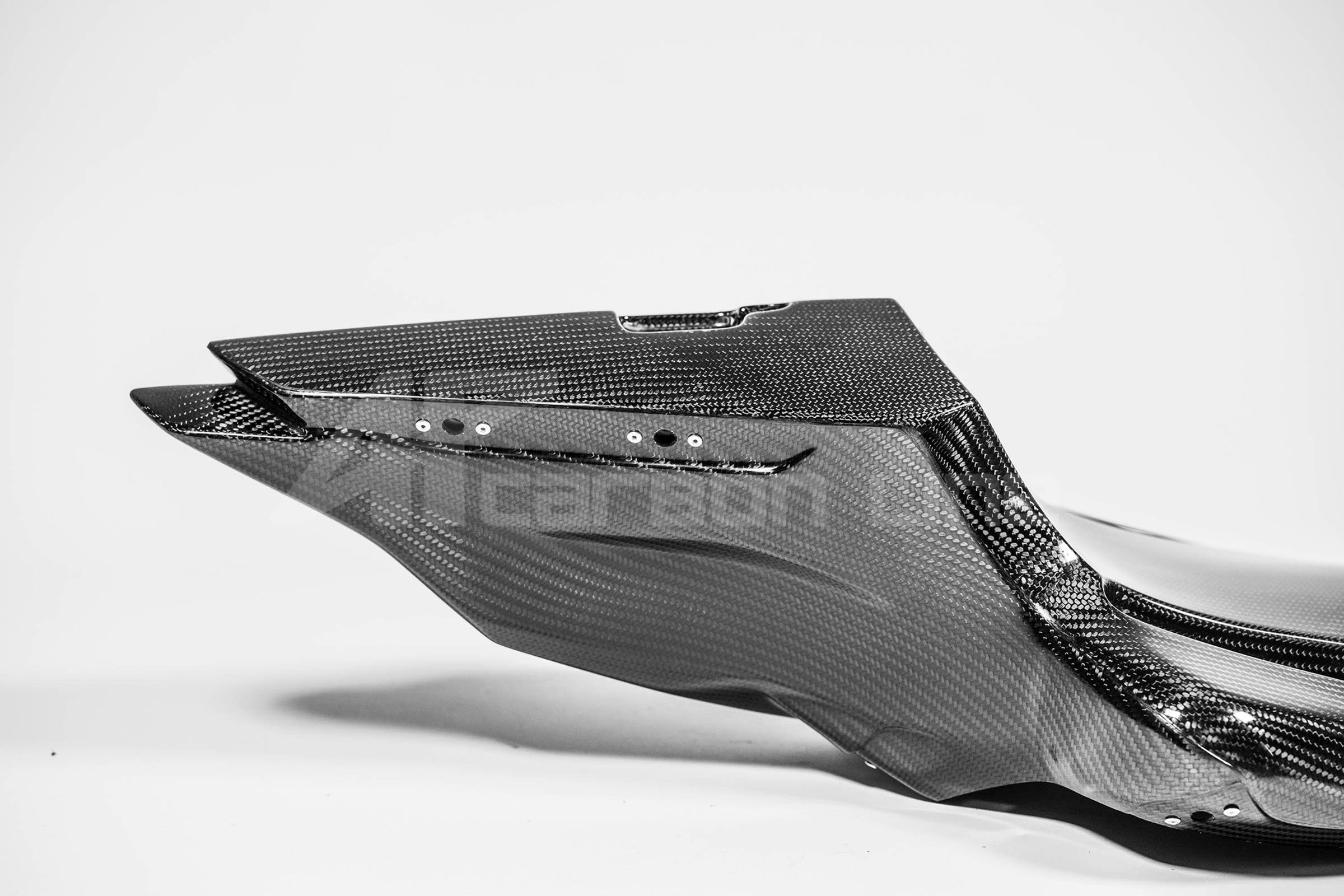 ヤマハ YZF-R1/M RN65 (20-25) 用 200g AP カーボンライン リアカウル 