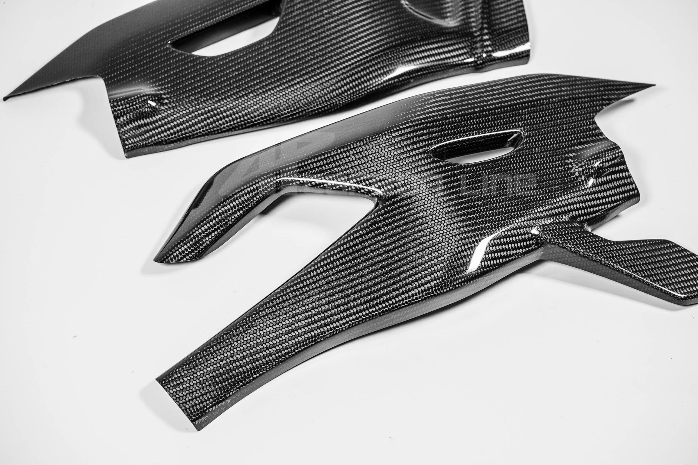 スイングアームカバー 200g APカーボンライン ヤマハ YZF-R1/M RN32、RN49、および RN65 (15-25) 