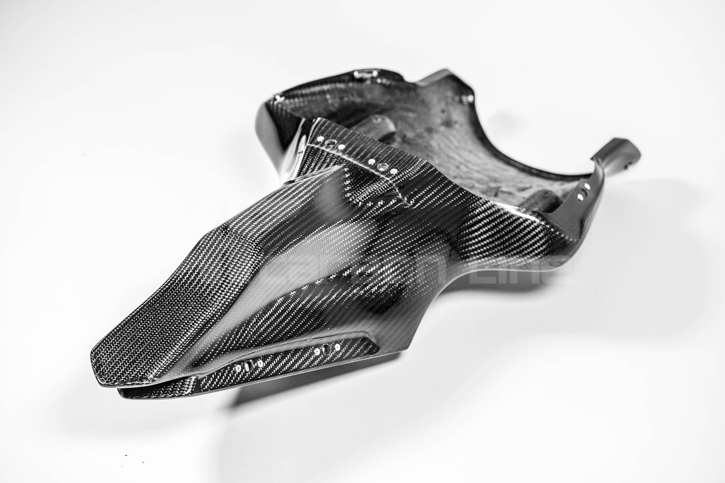 ヤマハ YZF-R1/M RN65 (20-25) 用 200g AP カーボンライン リアカウル 