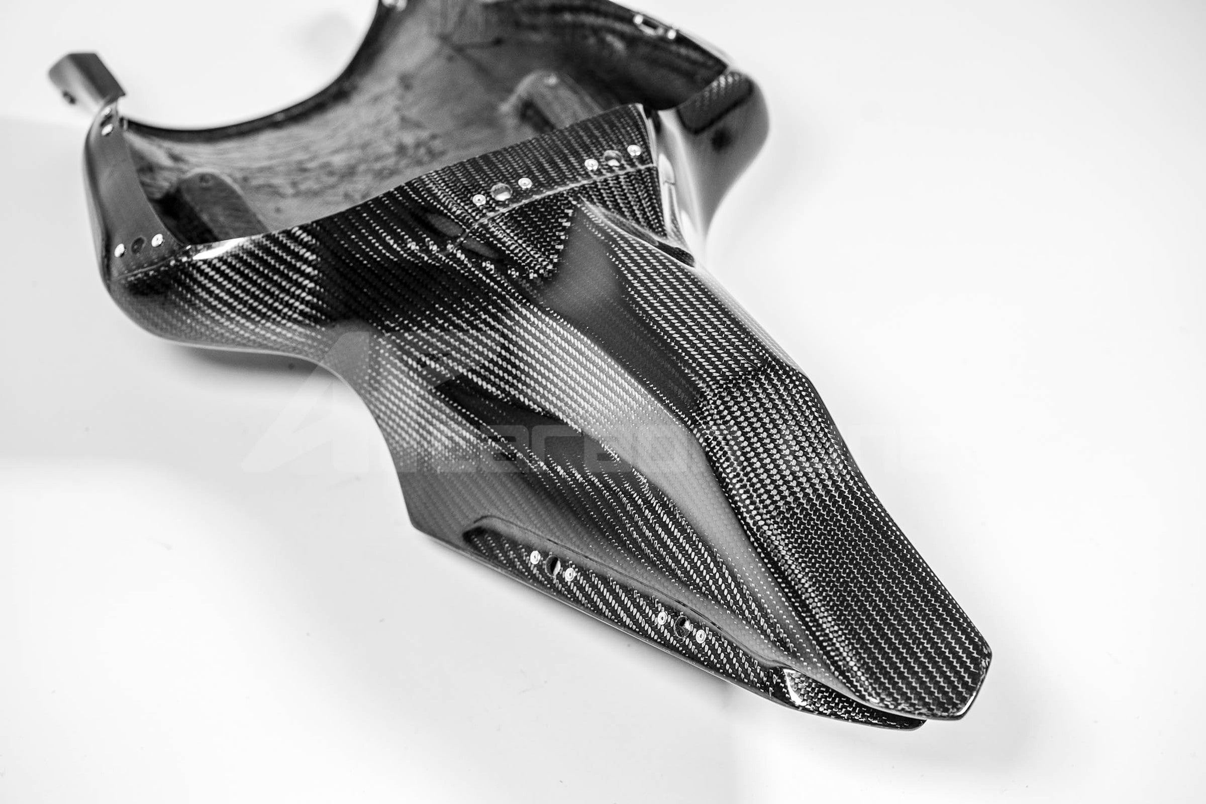 ヤマハ YZF-R1/M RN65 (20-25) 用 200g AP カーボンライン リアカウル 