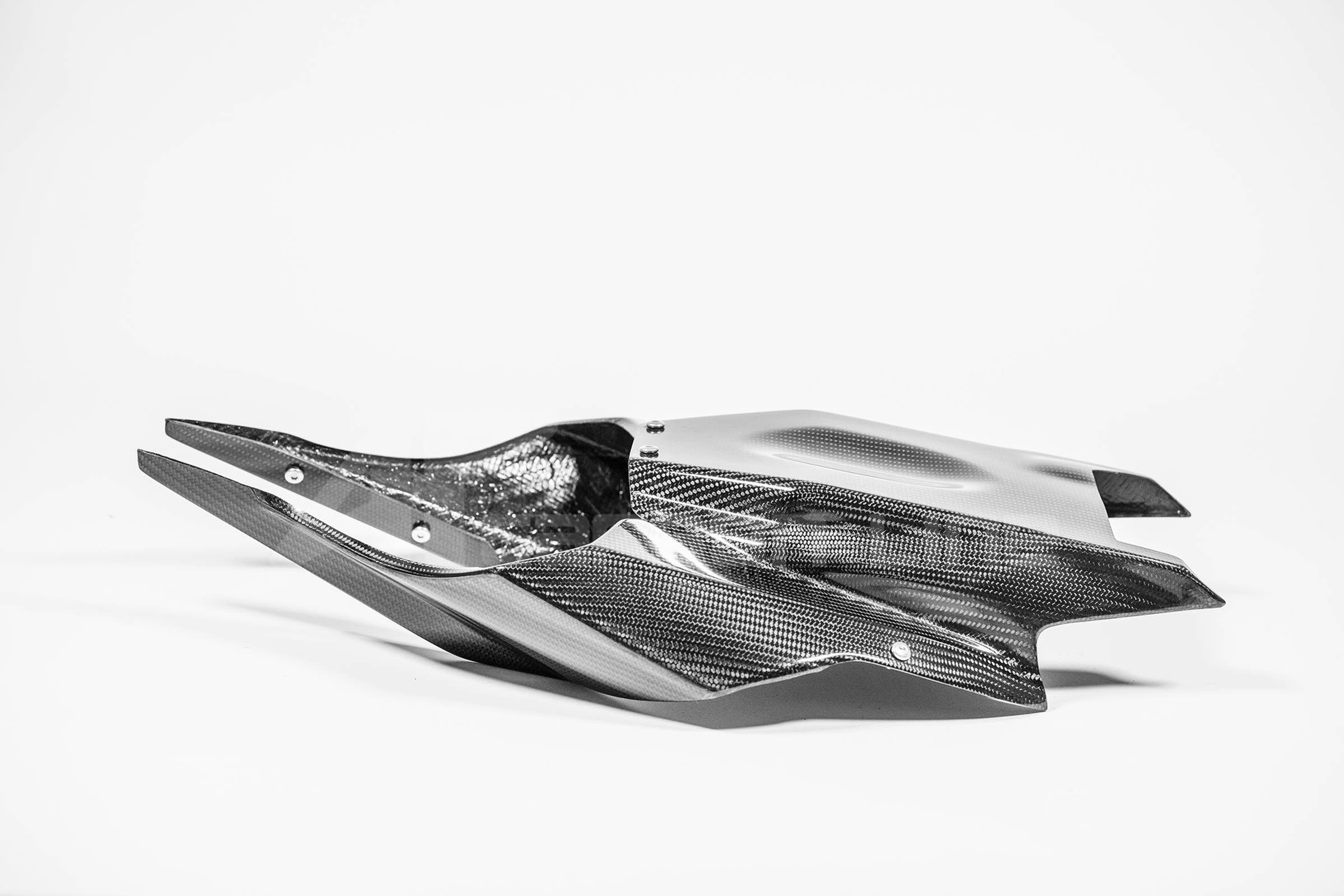 ヤマハ YZF-R1/M RN65 (20-25) 用 200g AP カーボンライン リアカウル 