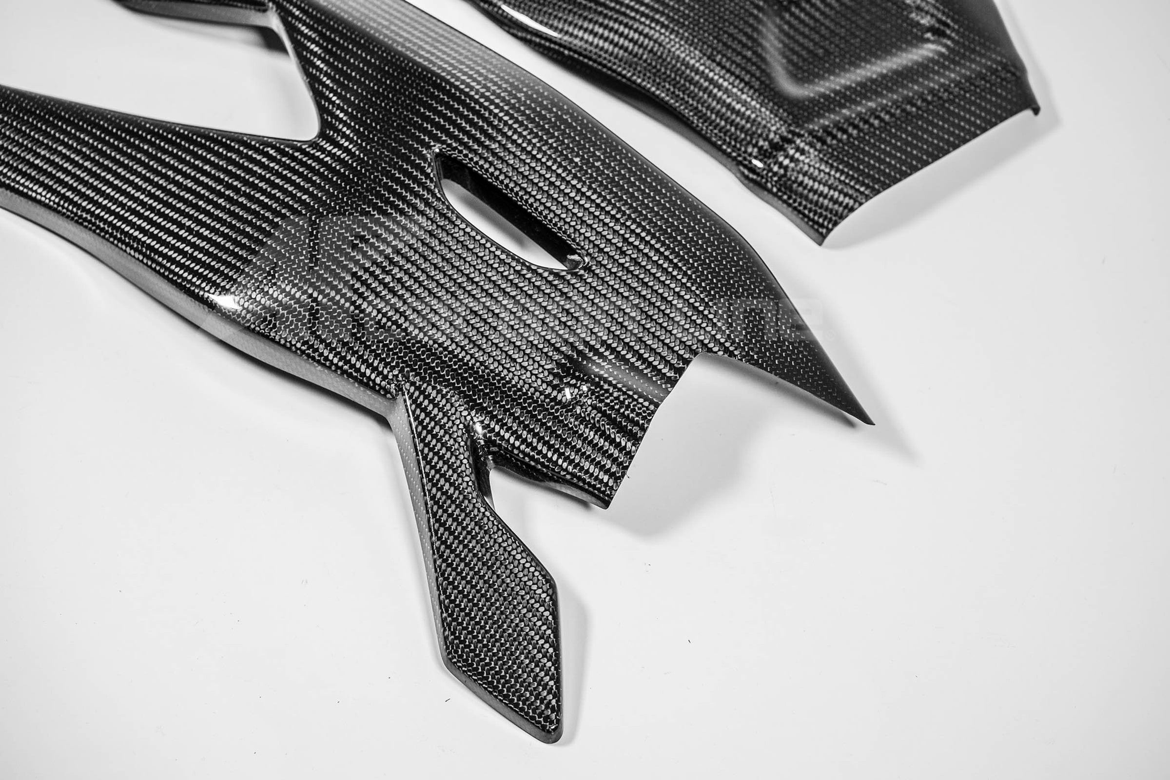 スイングアームカバー 200g APカーボンライン Yamaha YZF-R1/M RN32, RN49 および RN65 (15-25) 