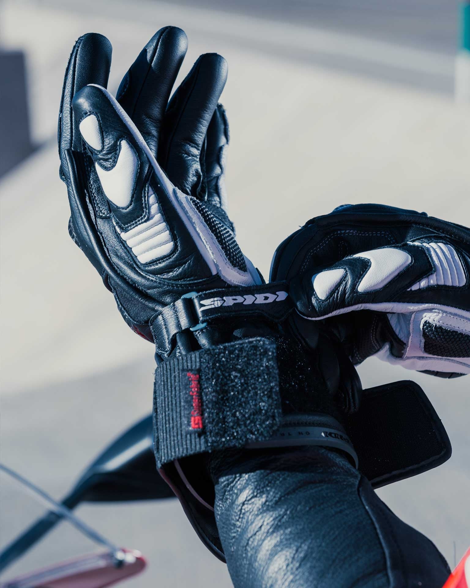 スピディ カーボ トラック エボ レーシング バイク レザー グローブ | メンズ | ブラック/ホワイト | A203011 